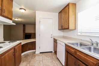 2808 Notre Dame Dr in Sacramento, CA - Foto de edificio - Building Photo