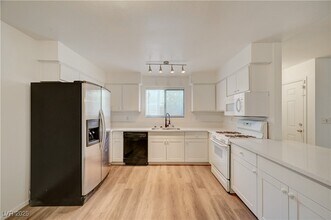 6749 W Charleston Blvd in Las Vegas, NV - Foto de edificio - Building Photo