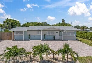 2161 Todd Ln in Indialantic, FL - Building Photo