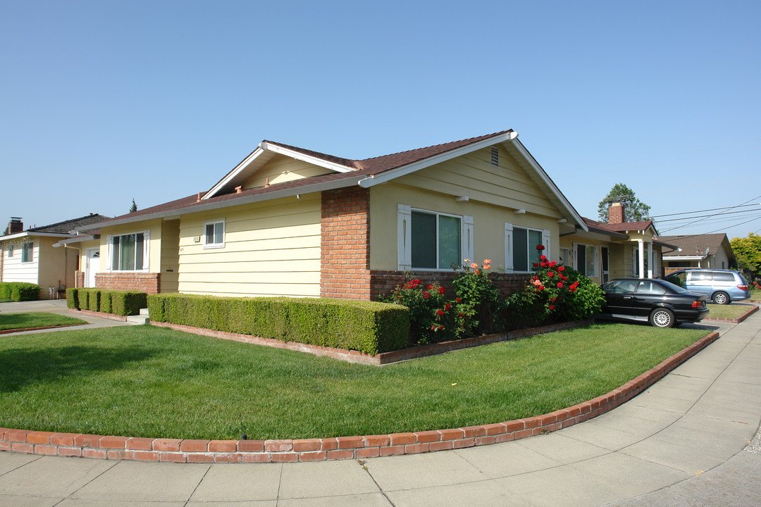 909 Desert Isle Dr in San Jose, CA - Building Photo