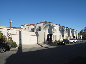 5102 Romaine St in Los Angeles, CA - Building Photo - Building Photo