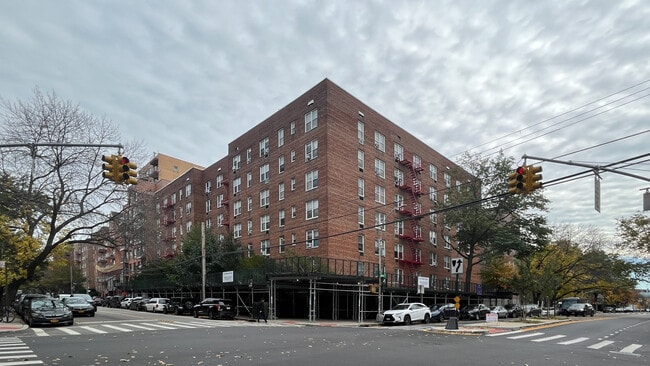 4107 Bowne St in Flushing, NY - Foto de edificio - Building Photo