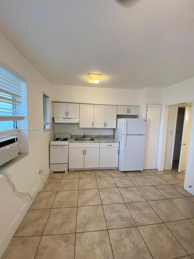 527 SW 10th St in Miami, FL - Building Photo - Building Photo
