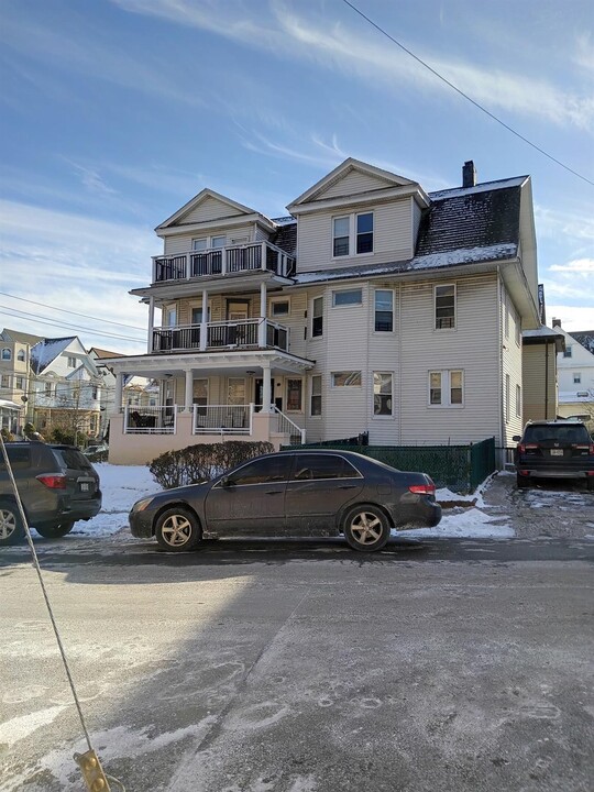 4 Morris Crescent in Yonkers, NY - Building Photo