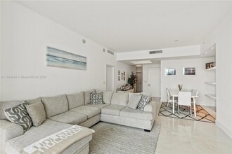 50 South Pointe Dr, Unit 805 in Miami Beach, FL - Foto de edificio - Building Photo