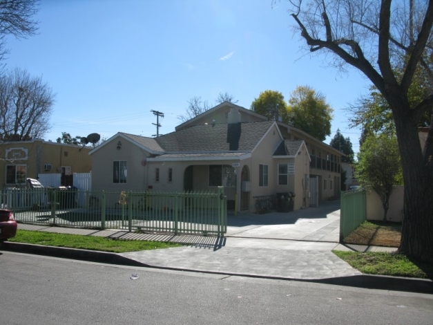 14206-14208 Gilmore St in Van Nuys, CA - Building Photo