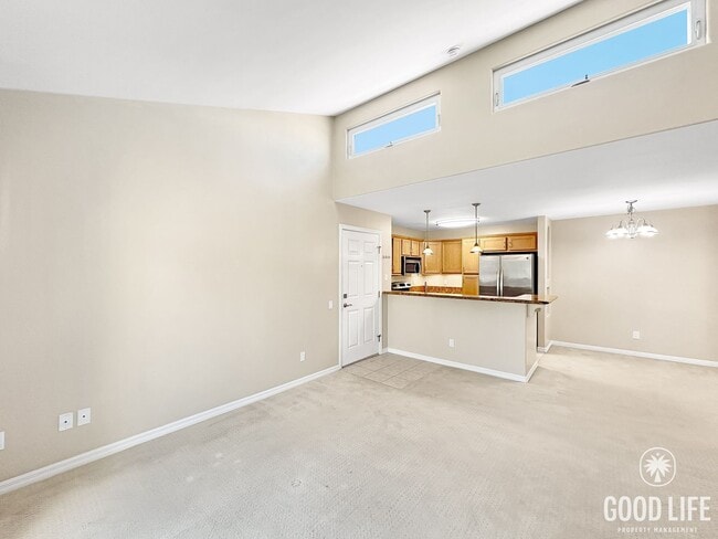 5402 Balboa Arms Dr in San Diego, CA - Foto de edificio - Building Photo