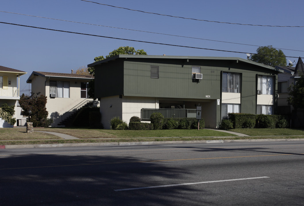 13415 Victory Blvd in Van Nuys, CA - Building Photo