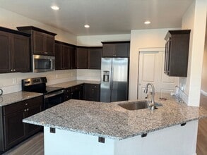 3609 Carlin Dr in Medford, OR - Building Photo - Building Photo