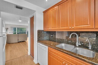 1000 SW 125th Ave in Pembroke Pines, FL - Building Photo - Building Photo