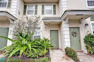 709 NW 42nd Ave in Plantation, FL - Foto de edificio - Building Photo