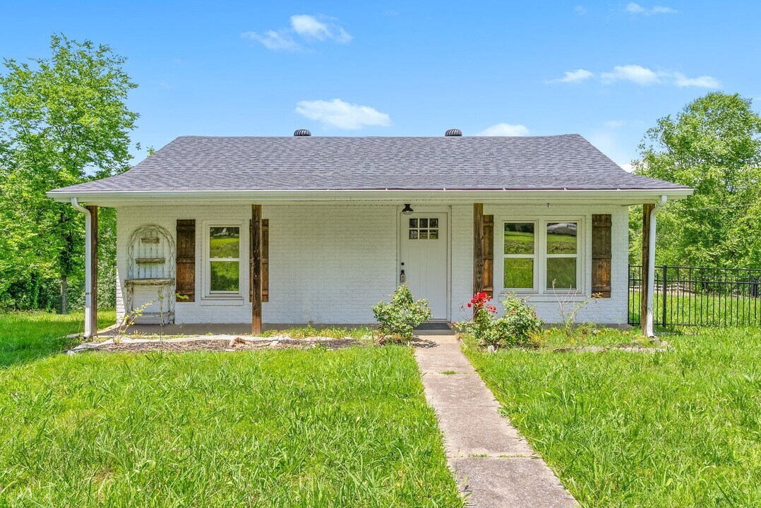 3969 Cumberland City Rd in Indian Mound, TN - Building Photo