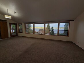 8876 Utah St NE in Bremerton, WA - Building Photo - Building Photo