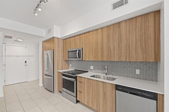2150 N Bayshore Dr, Unit 0207 in Miami, FL - Building Photo - Building Photo