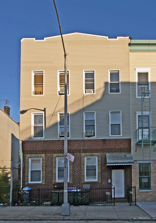 227 Troutman St in Brooklyn, NY - Building Photo