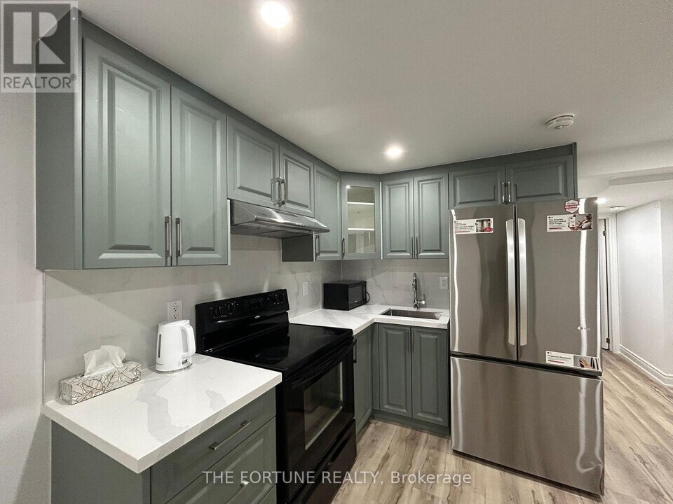 23 Bleasdale Ave in Brampton, ON - Building Photo