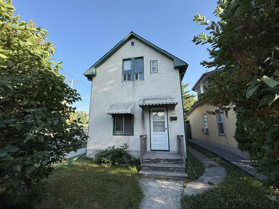 180 Bertrand St in Winnipeg, MB - Building Photo