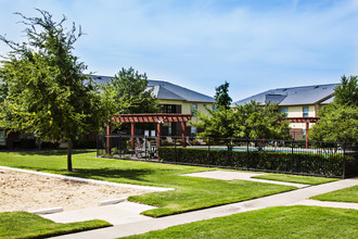 McKinney Park Apartments in Denton, TX - Foto de edificio - Building Photo