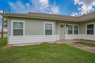 1750 Lynn Ln in Freeport, TX - Building Photo - Building Photo