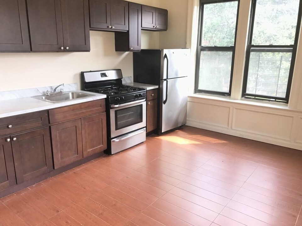 100 Lenox Rd in Brooklyn, NY - Building Photo