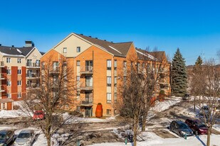 7075 Bombardier St in Montréal, QC - Building Photo