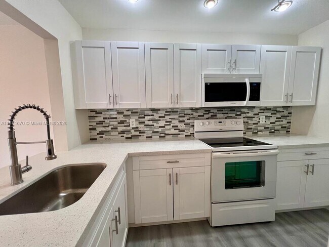 2745 W 66th St in Hialeah, FL - Building Photo - Building Photo