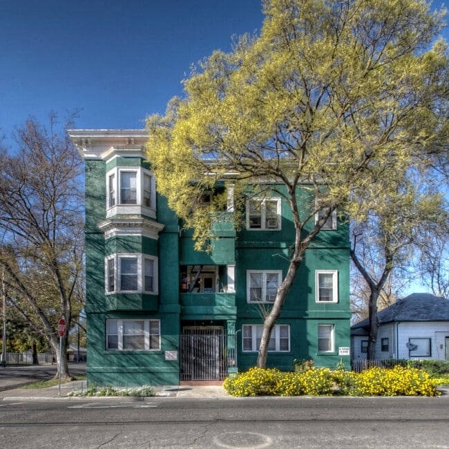 The Lindsay Furnished Apartments in Stockton, CA - Building Photo - Building Photo