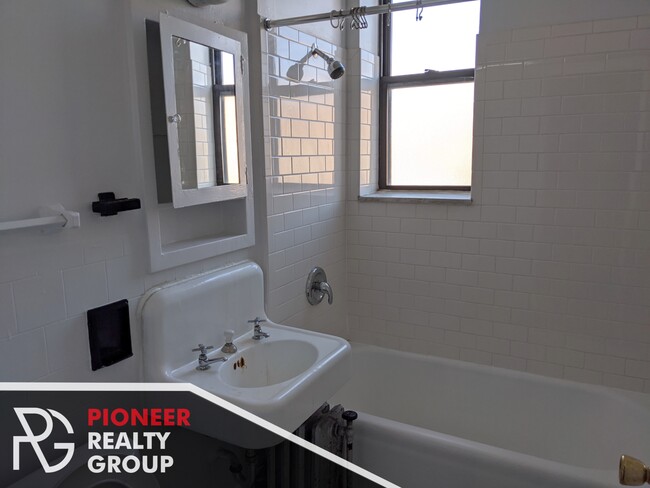 3327 W Diversey Ave in Chicago, IL - Building Photo - Building Photo