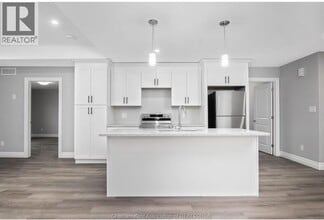 102 Kerr Ave in Chatham, ON - Building Photo - Building Photo