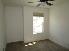 2306 Chardonnay Pl in Hanford, CA - Building Photo - Building Photo