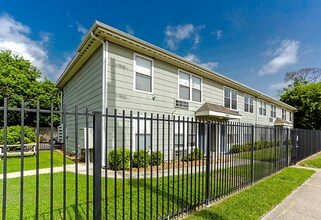 3803 Hardy St in Houston, TX - Foto de edificio - Building Photo