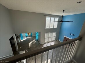 242 Ravenshollow Dr in Cuyahoga Falls, OH - Building Photo - Building Photo
