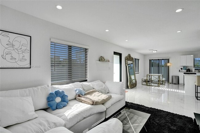 1712 NW 76th Terrace in Miami, FL - Building Photo - Building Photo