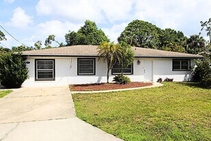 77 Cardinal Dr in North Fort Myers, FL - Building Photo