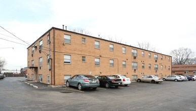 Kingsbury Plaza in Columbus, OH - Building Photo - Building Photo