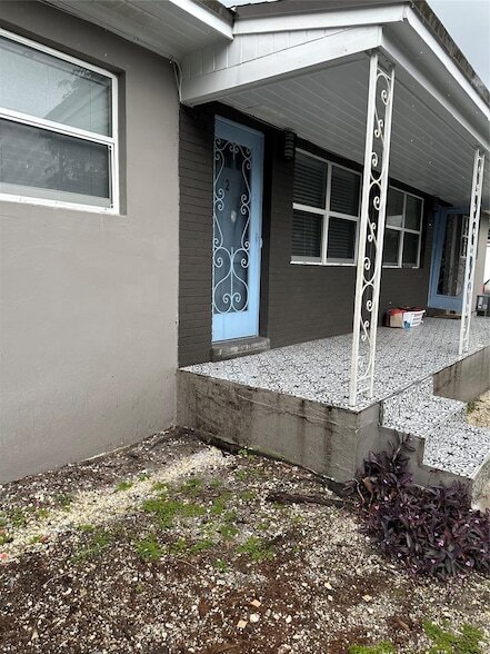 1242 NE 110th St in Miami, FL - Foto de edificio - Building Photo