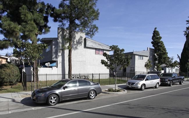 331-337 W Valencia Dr in Fullerton, CA - Foto de edificio - Building Photo