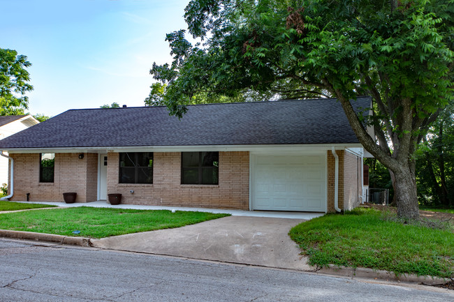 1000 Marie St in Brenham, TX - Building Photo - Building Photo