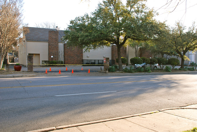 5010-5022 Cedar Springs Rd in Dallas, TX - Building Photo - Building Photo