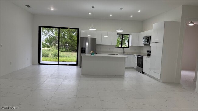 2001 Diplomat Pkwy W in Cape Coral, FL - Building Photo - Building Photo