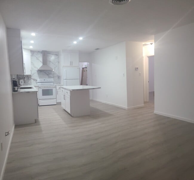 3031 NE Savannah Rd in Jensen Beach, FL - Building Photo - Building Photo