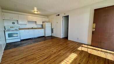 3720 Royal Crest Cir in Paradise, NV - Building Photo - Building Photo
