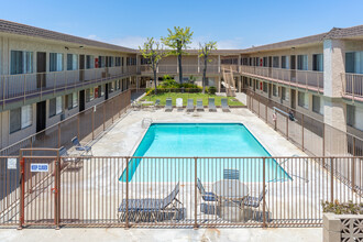 Villa Serena Apartments in Hawthorne, CA - Building Photo - Building Photo