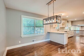 2241 Wallingford Dr in Decatur, GA - Foto de edificio - Building Photo