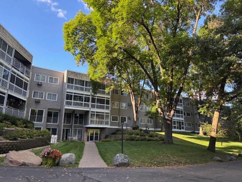 135 Viking Dr E in Little Canada, MN - Building Photo