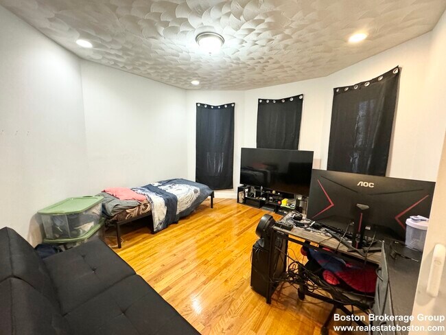 157 E Cottage St, Unit 4 in Boston, MA - Building Photo - Building Photo