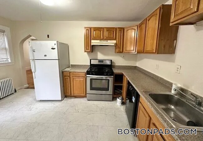 18 Hall St in Waltham, MA - Building Photo