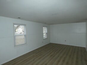 5045 NE 56th Pl in Kansas City, MO - Building Photo - Building Photo