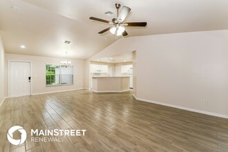 1057 Lilac St E in Lehigh Acres, FL - Foto de edificio - Building Photo