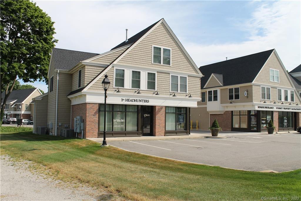 67 W Main St in Clinton, CT - Building Photo